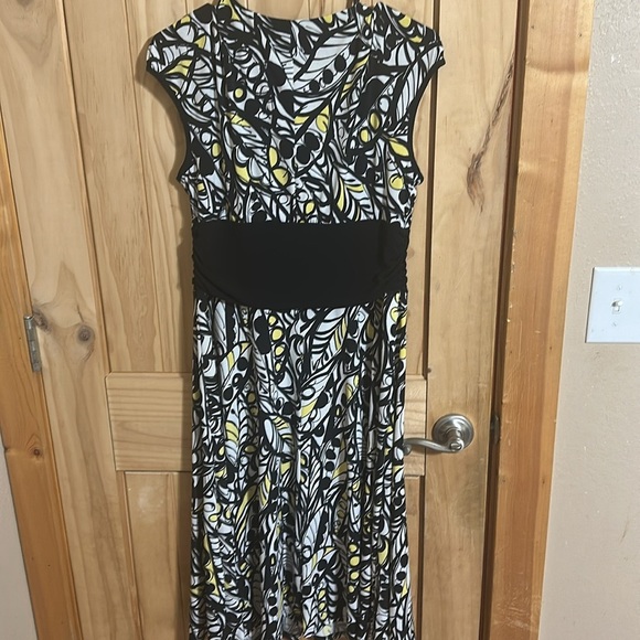 GUILIA Black and White Patterned Dress with Yellow Accents - Picture 4 of 5